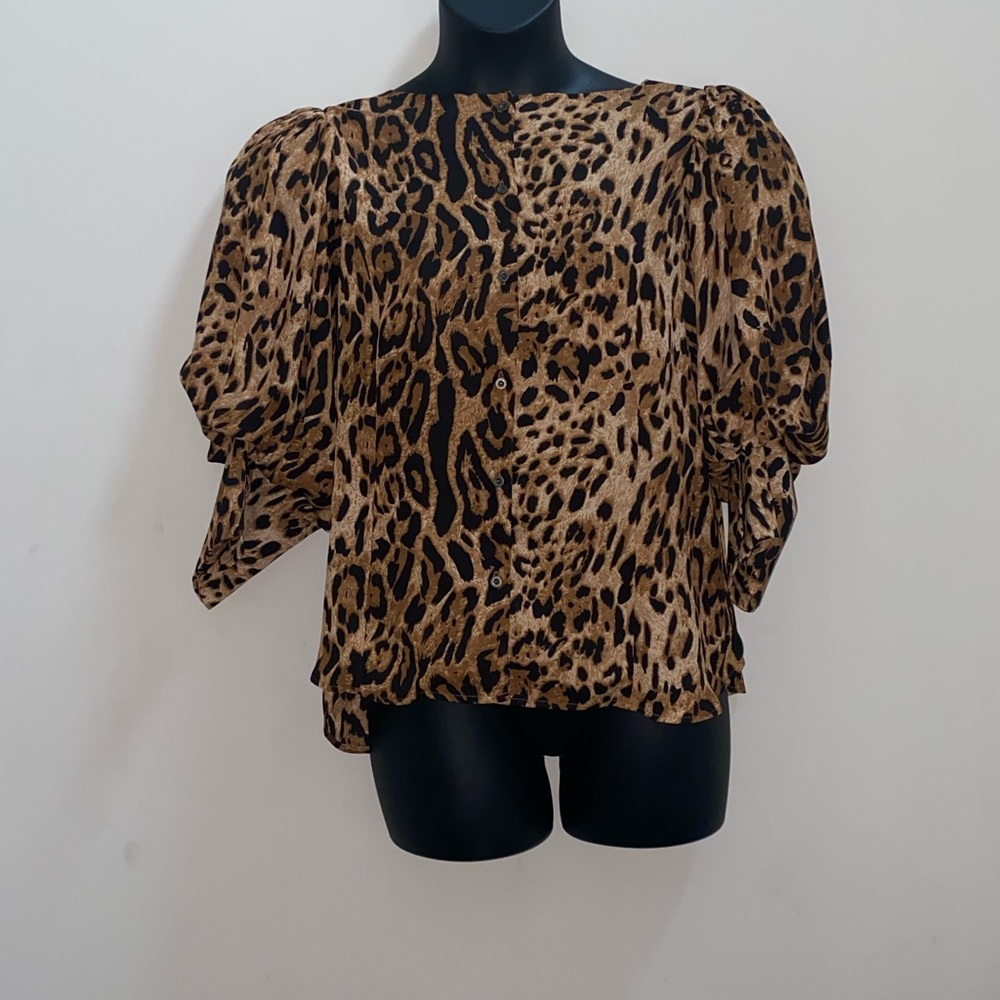 NWOT PLUS SIZE  2X 🐆 LEOPARD PULLOVER BLOUSE.. buttons to back. - Picture 5 of 9